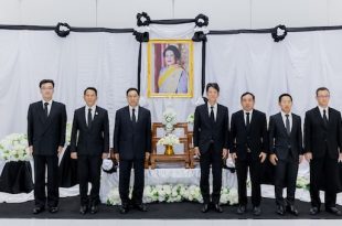 ผู้บริหารบริษัท โตโยต้า มอเตอร์ ประเทศไทย ร่วมยืนถวายความอาลัยต่อหน้าพระฉายาลักษณ์สมเด็จพระนางเจ้าสิริกิติ์ พระบรมราชชนนีพันปีหลวง ในพิธีอย่างเป็นทางการ