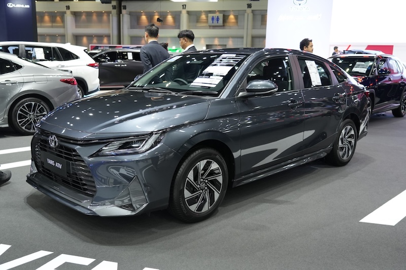 Toyota New Yaris Ativ HEV สีเทา ซับคอมแพคซีดานไฮบริด Motor Expo 2025 โตโยต้า ยาริส เอทีฟ HEV สีเทาเข้ม ซับคอมแพคซีดานไฮบริดในงาน Motor Expo 2025