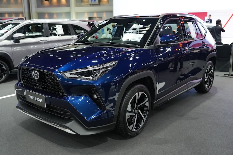 Toyota Yaris Cross Hybrid สีกรมท่า เอสยูวีไฮบริดบูธโตโยต้า Motor Expo 2025 โตโยต้า ยาริส ครอส ไฮบริด สีกรมท่า รถเอสยูวีขนาดเล็กในงาน Motor Expo 2025