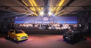 ภาพหมู่ทีมผู้เข้าแข่งขันและผู้บริหารในงาน Toyota Young Engineer Car Contest 2025 พร้อมโลโก้มหาวิทยาลัยบน