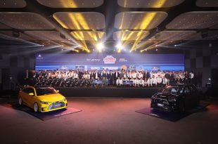 ภาพหมู่ทีมผู้เข้าแข่งขันและผู้บริหารในงาน Toyota Young Engineer Car Contest 2025 พร้อมโลโก้มหาวิทยาลัยบน