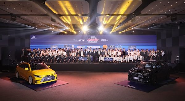 ภาพหมู่ทีมผู้เข้าแข่งขันและผู้บริหารในงาน Toyota Young Engineer Car Contest 2025 พร้อมโลโก้มหาวิทยาลัยบน