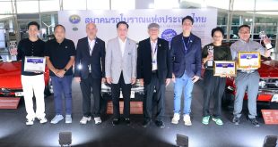 คณะผู้บริหารสมาคมรถโบราณแห่งประเทศไทยร่วมถ่ายภาพกับเจ้าของรถรางวัล People’s Choice Award 2025 ในงานมหกรรมยานยนต์ ครั้งที่ 42