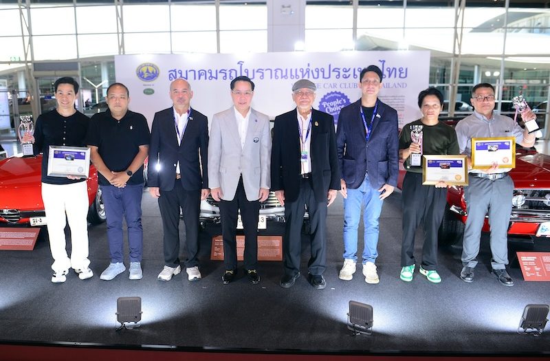 คณะผู้บริหารสมาคมรถโบราณแห่งประเทศไทยร่วมถ่ายภาพกับเจ้าของรถรางวัล People’s Choice Award 2025 ในงานมหกรรมยานยนต์ ครั้งที่ 42