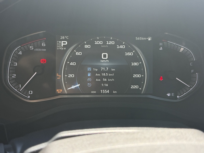 เรือนไมล์รถยนต์แสดงอัตราสิ้นเปลืองและข้อมูลการขับขี่ หน้าปัดเรือนไมล์รถยนต์ แสดงอัตราสิ้นเปลืองเฉลี่ย 18.5 กม./ลิตร ความเร็วเฉลี่ย และระยะทางการขับขี่