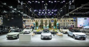ภาพมุมสูงของบูธวอลโว่ในงาน Motor Expo 2025 แสดงรถ EV และ Volvo XC60 โฉมใหม่ พร้อมธีมป่าสน