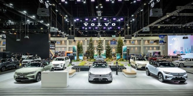 ภาพมุมสูงของบูธวอลโว่ในงาน Motor Expo 2025 แสดงรถ EV และ Volvo XC60 โฉมใหม่ พร้อมธีมป่าสน
