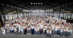 ภาพหมู่ครอบครัววอลโว่ร่วมกิจกรรม Volvo Family Day 2025 ม่วนจอยม่วนใจ พร้อมลูกค้ากว่า 300 คน