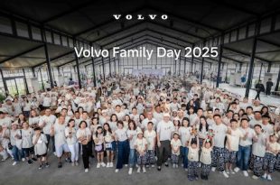 ภาพหมู่ครอบครัววอลโว่ร่วมกิจกรรม Volvo Family Day 2025 ม่วนจอยม่วนใจ พร้อมลูกค้ากว่า 300 คน