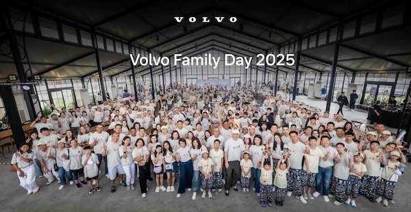 Volvo Family Day 2025 รวมพลังครอบครัววอลโว่ ม่วนจอยม่วนใจ ภาพหมู่ครอบครัววอลโว่ร่วมกิจกรรม Volvo Family Day 2025 ม่วนจอยม่วนใจ พร้อมลูกค้ากว่า 300 คน