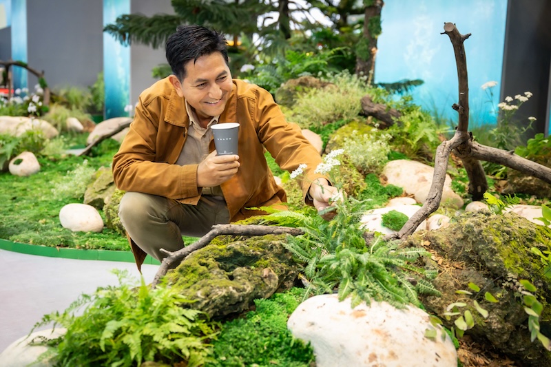 คุณดุ๊ก ภาณุเดช วัฒนสุชาติ, นักออกแบบภูมิทัศน์ ผู้ออกแบบบูธ วอลโว่ คาร์ ในงานมหกรรมยานยนต์ ครั้งที่ 42 ต้นไม้และมอสในบูธป่าสน วอลโว่ คาร์ ประเทศไทย ที่ Motor Expo 2025