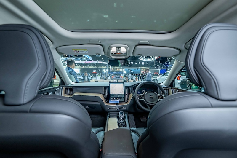 ภายใน Volvo XC60 โฉมใหม่ – หน้าจอ 11.2 นิ้ว อินโฟเทนเมนต์ใหม่ ภาพภายในห้องโดยสาร Volvo XC60 โฉมใหม่ มุมมองจากเบาะหลัง เห็นหน้าจอ 11.2 นิ้ว และดีไซน์สแกนดิเนเวียน