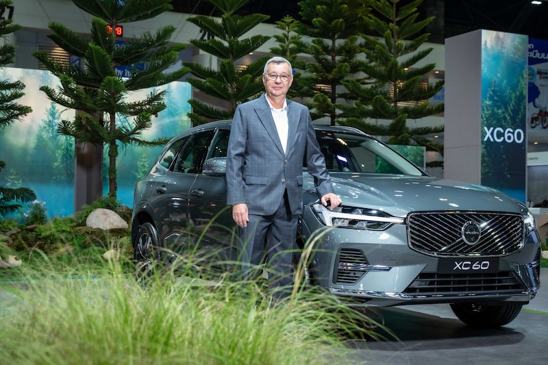 คุณคริส เวลส์ เปิดตัว Volvo XC60 โฉมใหม่ – Motor Expo 2025 คริส เวลส์ กรรมการผู้จัดการ วอลโว่ คาร์ ประเทศไทย ยืนคู่ Volvo XC60 โฉมใหม่ ในงาน Motor Expo 2025