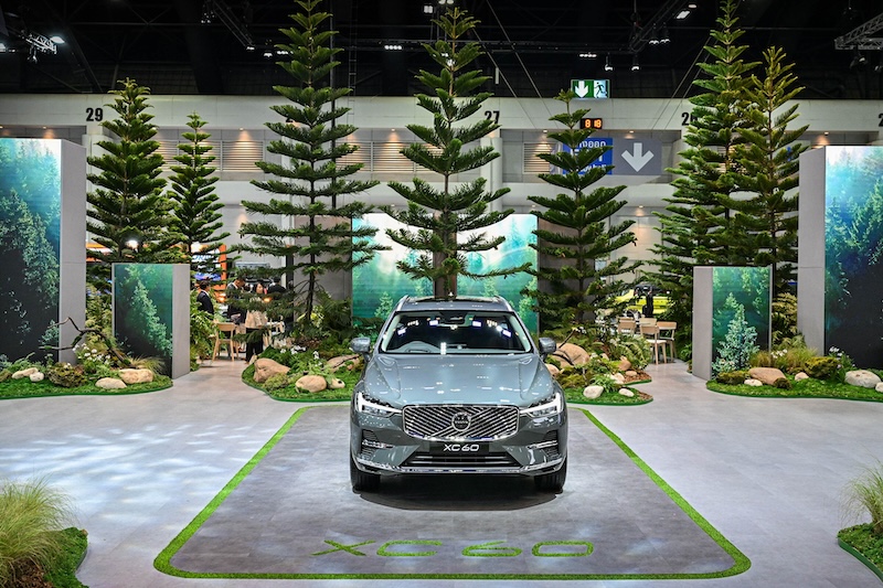 Volvo XC60 โฉมใหม่ บูธป่าสนสแกนดิเนเวีย – Motor Expo 2025 Volvo XC60 โฉมใหม่จอดจัดแสดงในบูธธีมป่าสนสแกนดิเนเวีย ที่งาน Motor Expo 2025