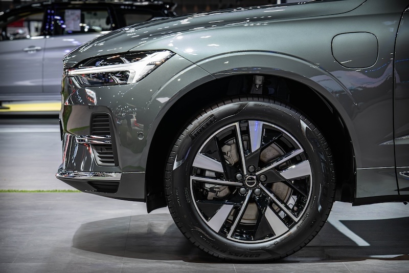 ล้ออัลลอยดีไซน์ใหม่ Volvo XC60 โฉมใหม่ – Motor Expo 2025 ภาพระยะใกล้ล้ออัลลอยและซุ้มล้อด้านหน้าของ Volvo XC60 โฉมใหม่ ที่งาน Motor Expo 2025