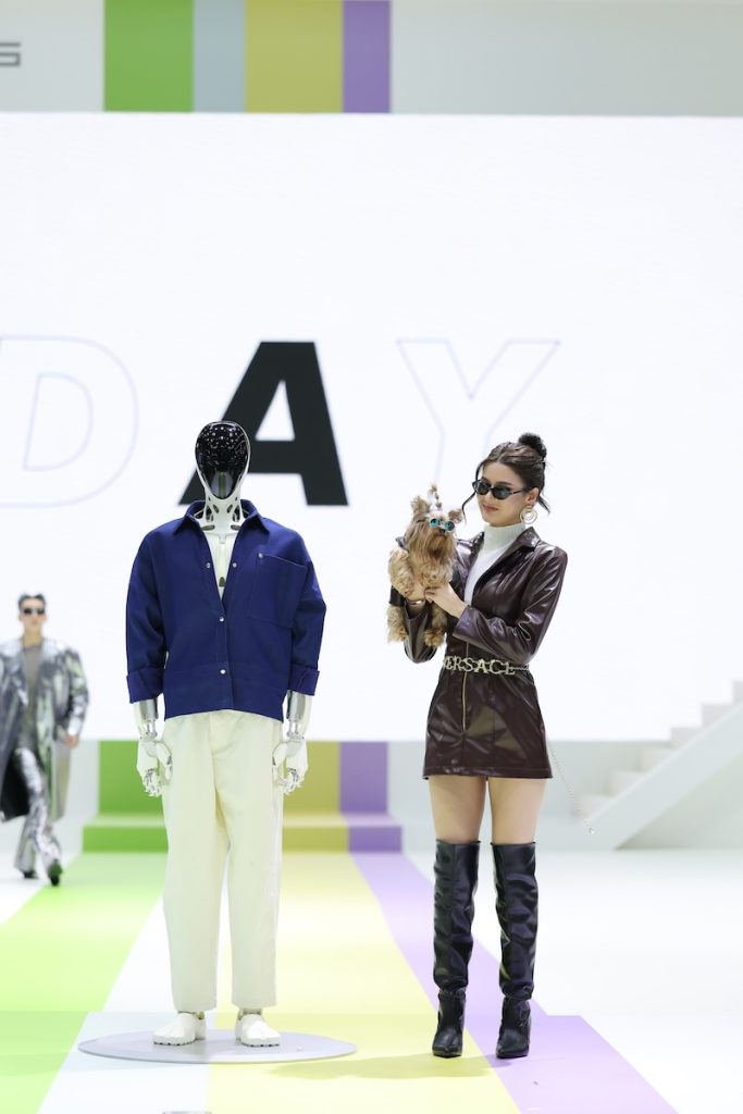 โมเดลโชว์เสื้อผ้า XPENG Lifestyle บนรันเวย์ พร้อมหุ่นยนต์ในงาน Motor Expo 2025