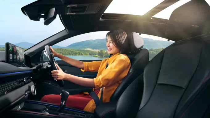 ประสบการณ์ขับขี่ Honda e:HEV The EXCITING Hybrid ห้องโดยสาร Honda e:HEV มอบประสบการณ์ขับขี่ที่เร้าใจ นุ่มนวล และมั่นใจ