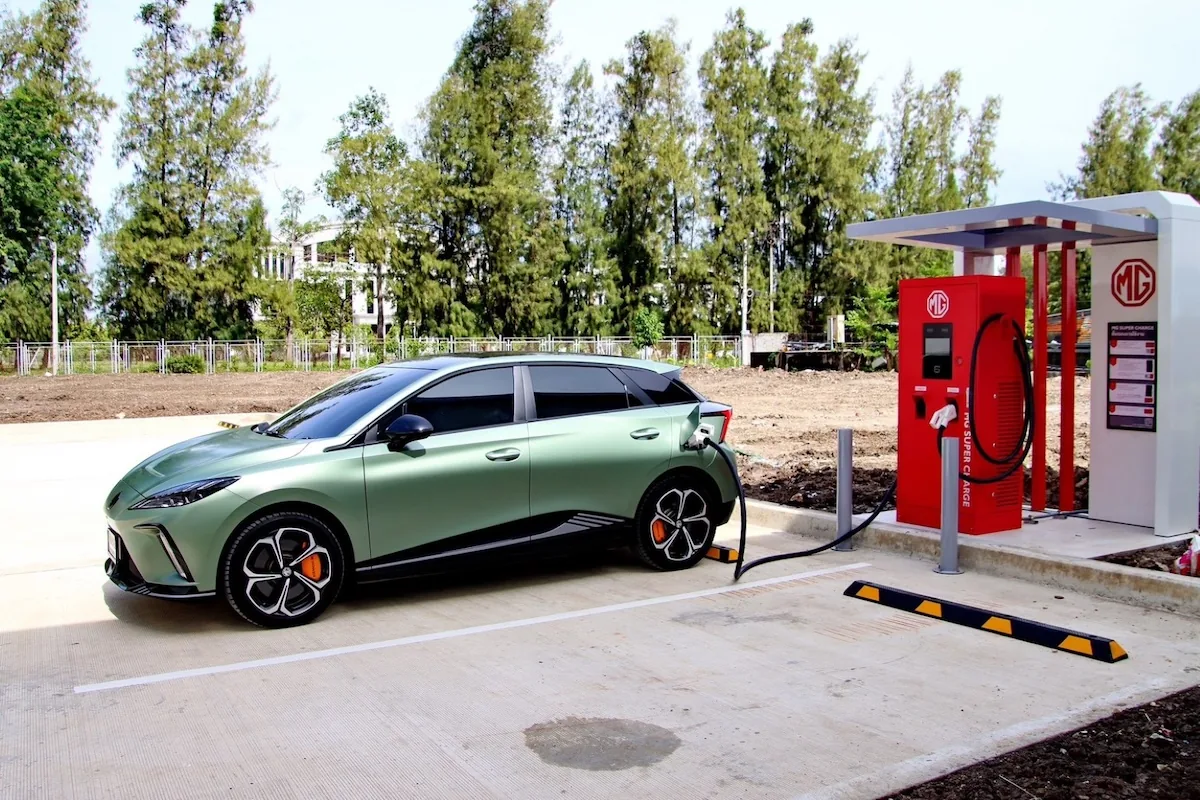 MG แสดงเทคโนโลยียานยนต์ไฟฟ้าและโครงสร้างพื้นฐานการชาร์จ รถยนต์ไฟฟ้า MG เชื่อมต่อสถานีชาร์จ ภายในศูนย์การเรียนรู้ยานยนต์พลังงานใหม่