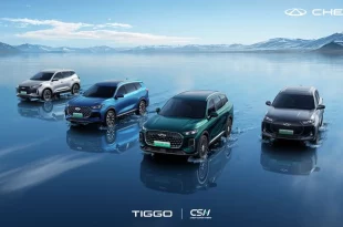 รถยนต์เชอรีตระกูล TIGGO CSH จอดเรียงแสดงสมรรถนะและเทคโนโลยียานยนต์พลังงานใหม่ของเชอรี บนฉากธรรมชาติสะท้อนภาพลักษณ์แบรนด์ระดับโลก
