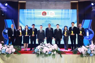 ภาพหมู่ผู้แทนสถานประกอบกิจการต้นแบบที่ได้รับรางวัล Total Worker Health ประจำปี 2568 จากกรมสวัสดิการและคุ้มครองแรงงาน