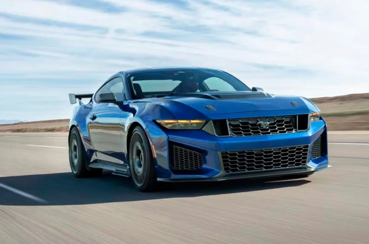 Mustang Dark Horse SC ถ่ายทอดเทคโนโลยีจากสนามแข่งสู่ถนนจริง Ford Mustang Dark Horse SC ขับขี่บนสนามทดสอบสมรรถนะสูง