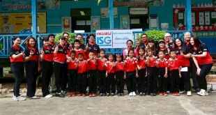 คณะบุคคลผู้ผลิตชิ้นส่วนอีซูซุ ร่วมกับนักเรียนโรงเรียนวัดไผ่จรเข้ จังหวัดนครปฐม ในโครงการพลังงานแสงอาทิตย์เพื่อความยั่งยืน