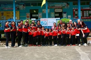 คณะบุคคลผู้ผลิตชิ้นส่วนอีซูซุ ร่วมกับนักเรียนโรงเรียนวัดไผ่จรเข้ จังหวัดนครปฐม ในโครงการพลังงานแสงอาทิตย์เพื่อความยั่งยืน