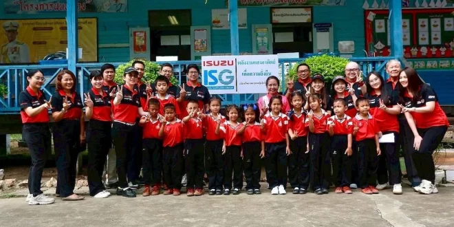 คณะบุคคลผู้ผลิตชิ้นส่วนอีซูซุ ร่วมกับนักเรียนโรงเรียนวัดไผ่จรเข้ จังหวัดนครปฐม ในโครงการพลังงานแสงอาทิตย์เพื่อความยั่งยืน