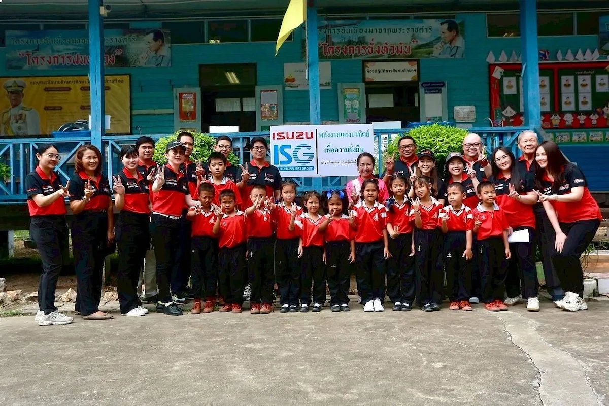 อีซูซุเดินหน้าพลังงานสะอาด ยกระดับการศึกษาโรงเรียนวัดไผ่จรเข้ คณะบุคคลผู้ผลิตชิ้นส่วนอีซูซุ ร่วมกับนักเรียนโรงเรียนวัดไผ่จรเข้ จังหวัดนครปฐม ในโครงการพลังงานแสงอาทิตย์เพื่อความยั่งยืน