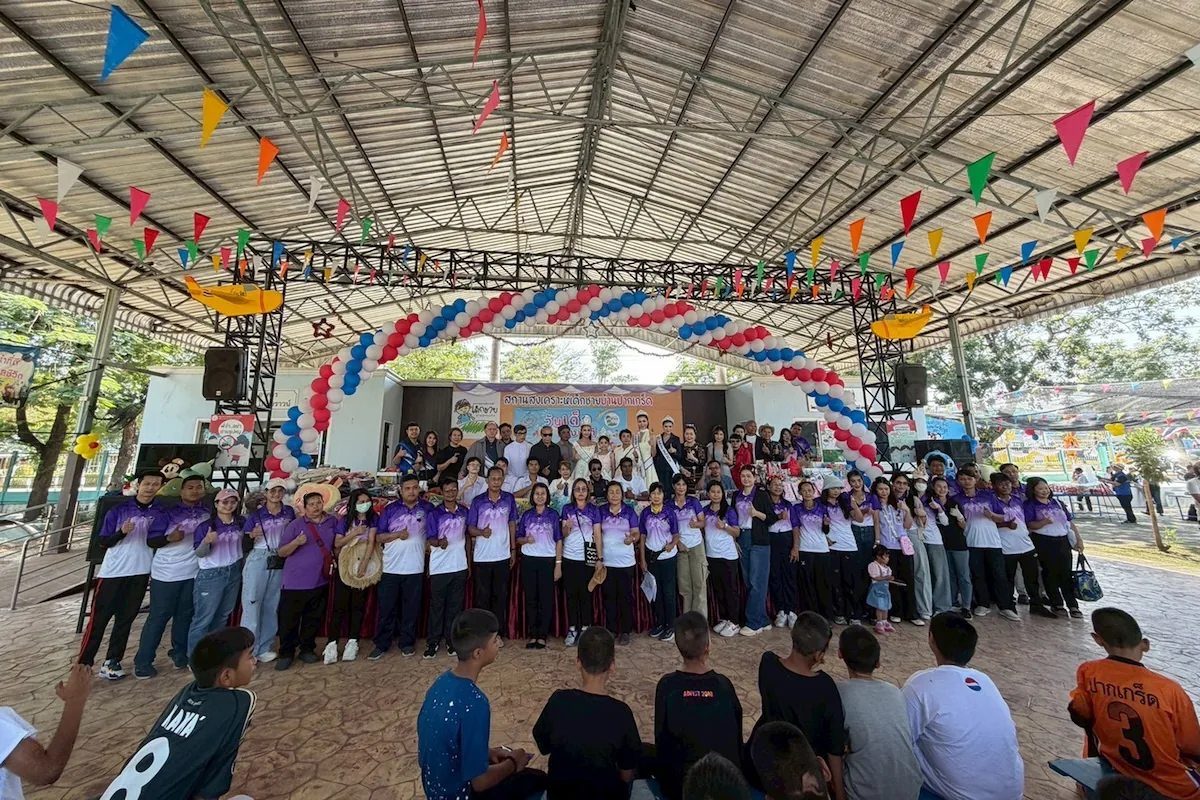 กิจกรรมวันเด็กแห่งชาติ บ้านเด็กชายปากเกร็ด โดยมูลนิธิลมหายใจไร้มลทิน ภาพหมู่เด็กและอาสาสมัครในกิจกรรมวันเด็กแห่งชาติ บ้านเด็กชายปากเกร็ด ที่มูลนิธิลมหายใจไร้มลทินร่วมสนับสนุน