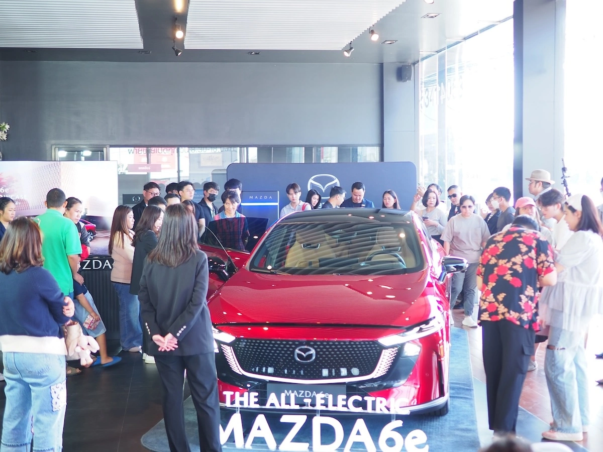 ลูกค้าชม Mazda6e คันจริงในงาน Showcase ลูกค้าให้ความสนใจ The All-Electric Mazda6e คันจริง ภายในโชว์รูมมาสด้า