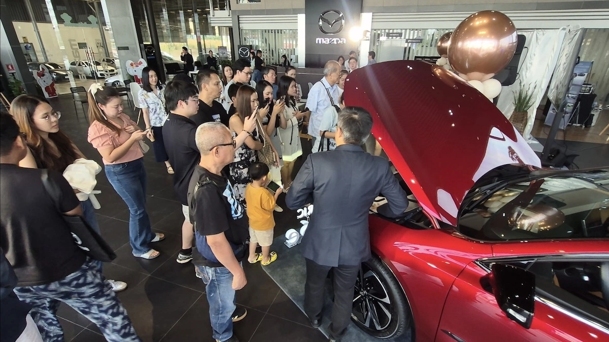 เทคโนโลยี The All-Electric Mazda6e ทีมงานมาสด้าอธิบายรายละเอียดเทคโนโลยีและโครงสร้าง The All-Electric Mazda6e ให้ลูกค้า