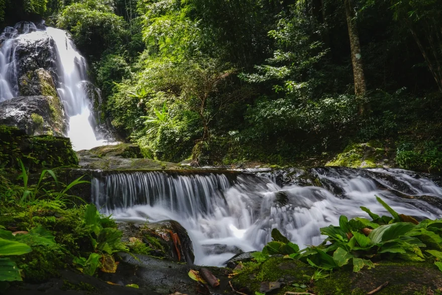 Nissan Serena e-POWER เดินทางท่ามกลางธรรมชาติใกล้น้ำตก