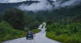 นิสสัน เซเรน่า อี-พาวเวอร์ ขับผ่านเส้นทางภูเขาและป่าเขียวชอุ่ม ระหว่างโร้ดทริปภาคใต้ บรรยากาศหมอกบางและธรรมชาติสองข้างทาง