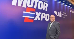 ขวัญชัย ปภัสร์พงษ์ ประธานจัดงาน มหกรรมยานยนต์ ครั้งที่ 43 ถ่ายภาพหน้าป้าย Thailand International Motor Expo