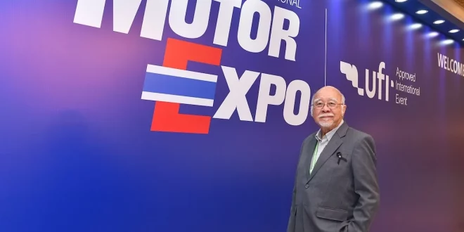 ขวัญชัย ปภัสร์พงษ์ ประธานจัดงาน มหกรรมยานยนต์ ครั้งที่ 43 ถ่ายภาพหน้าป้าย Thailand International Motor Expo