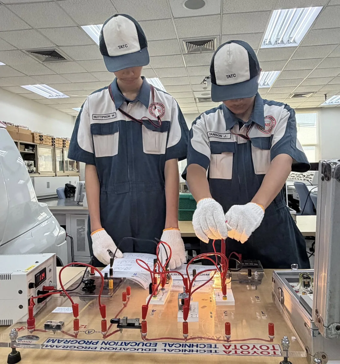 ฝึกระบบไฟฟ้ารถยนต์ Toyota การเรียนสายยานยนต์ ฝึกงานระบบไฟฟ้ารถยนต์โตโยต้า