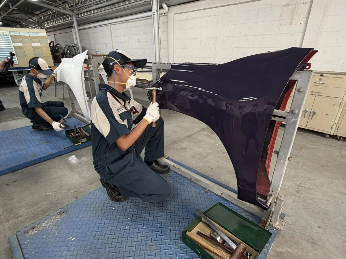ฝึกซ่อมตัวถังรถยนต์ ตามมาตรฐาน Toyota นักศึกษาฝึกงานตัวถังรถยนต์ ด้วยเครื่องมือมาตรฐานอุตสาหกรรม