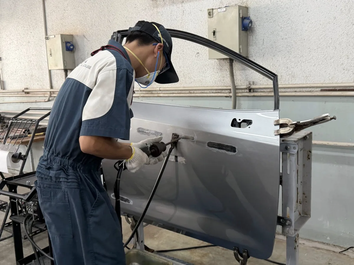 การฝึกงานตัวถังรถยนต์ มาตรฐานโตโยต้า นักศึกษาฝึกงานตัวถังและสีรถยนต์ตามมาตรฐานศูนย์บริการ