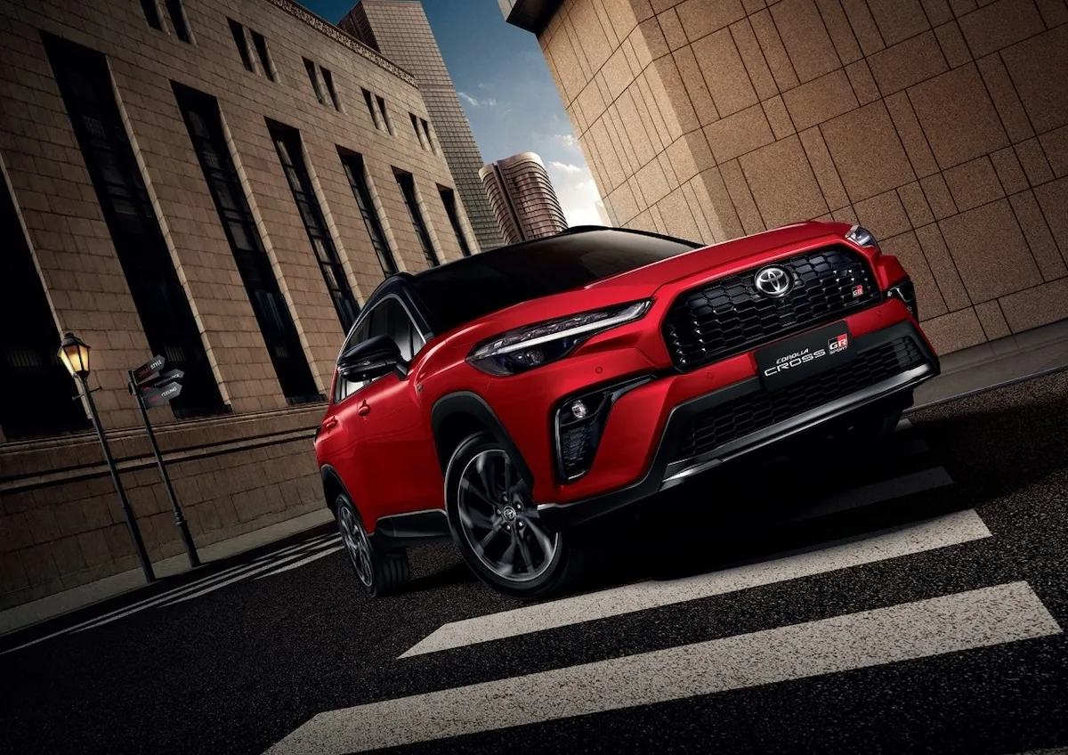 Corolla Cross HEV GR SPORT สปอร์ตไฮบริด ดีไซน์ TOYOTA GAZOO Racing Toyota Corolla Cross HEV GR SPORT รุ่นปรับปรุงใหม่ ปี 2569 สีแดง Emotional Red ดีไซน์สปอร์ต