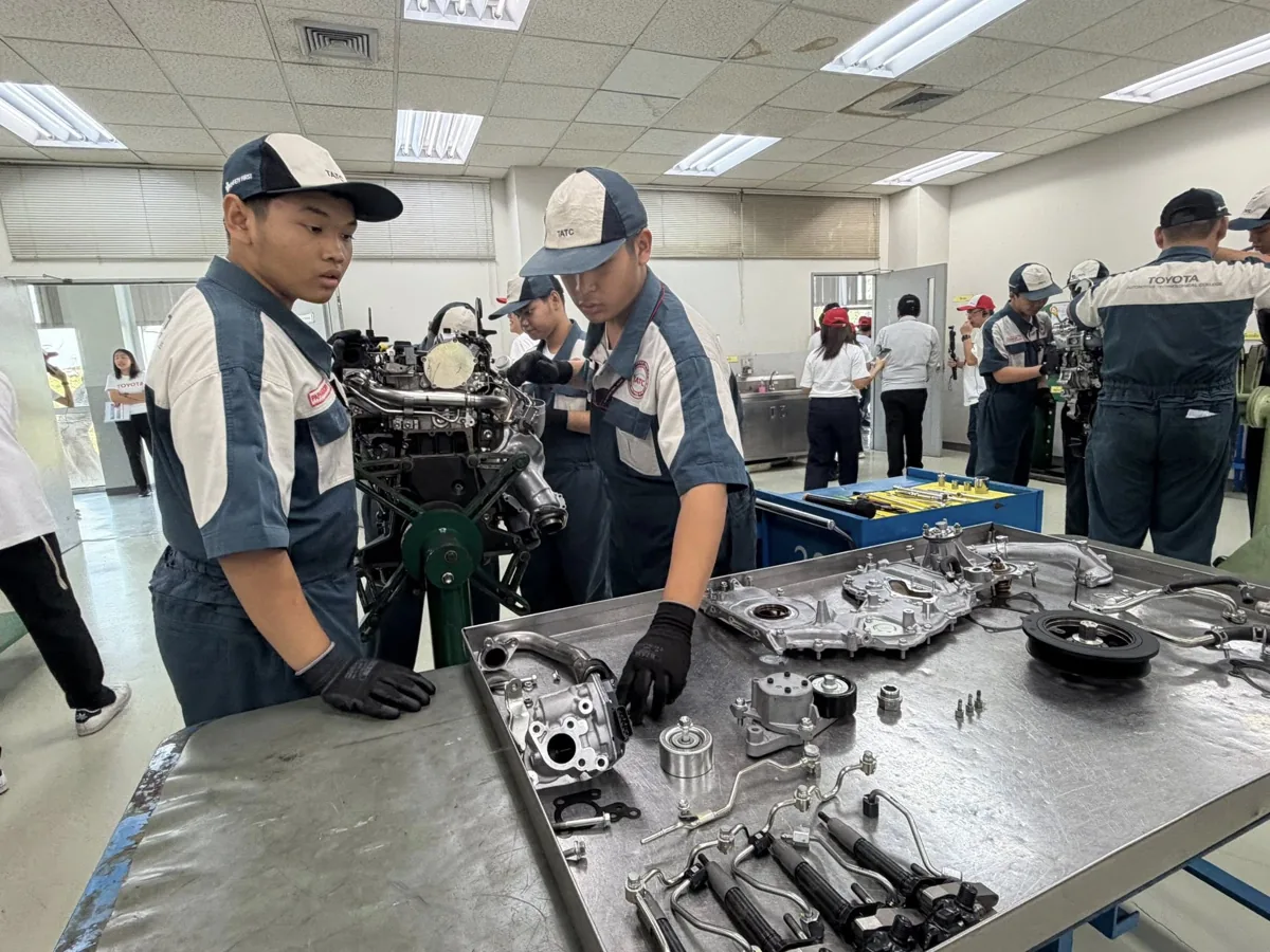 ฝึกปฏิบัติงานเครื่องยนต์ วิทยาลัยเทคโนโลยียานยนต์โตโยต้า นักศึกษาฝึกปฏิบัติงานระบบเครื่องยนต์ในห้องปฏิบัติการโตโยต้า