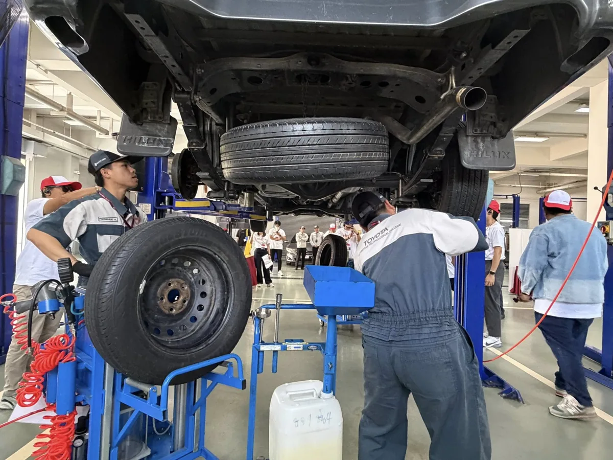 ระบบช่วงล่างรถยนต์ (Suspension System) นักศึกษาฝึกงานช่างยนต์ บนลิฟต์ซ่อมรถจริง