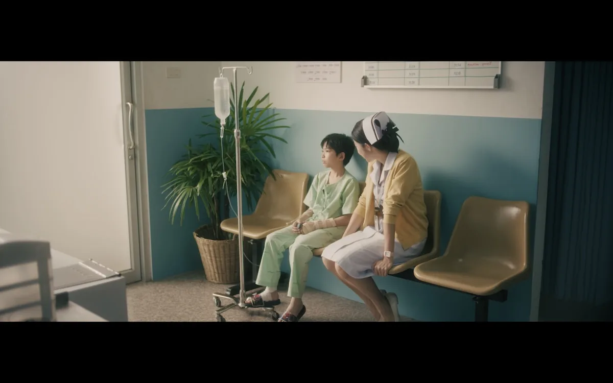 TOYOTA GIVING สร้างสุขภาพที่ดีให้ชุมชนไทย เด็กป่วยนั่งรอการรักษาพร้อมพยาบาล ในโครงการให้สุขภาพของ TOYOTA GIVING