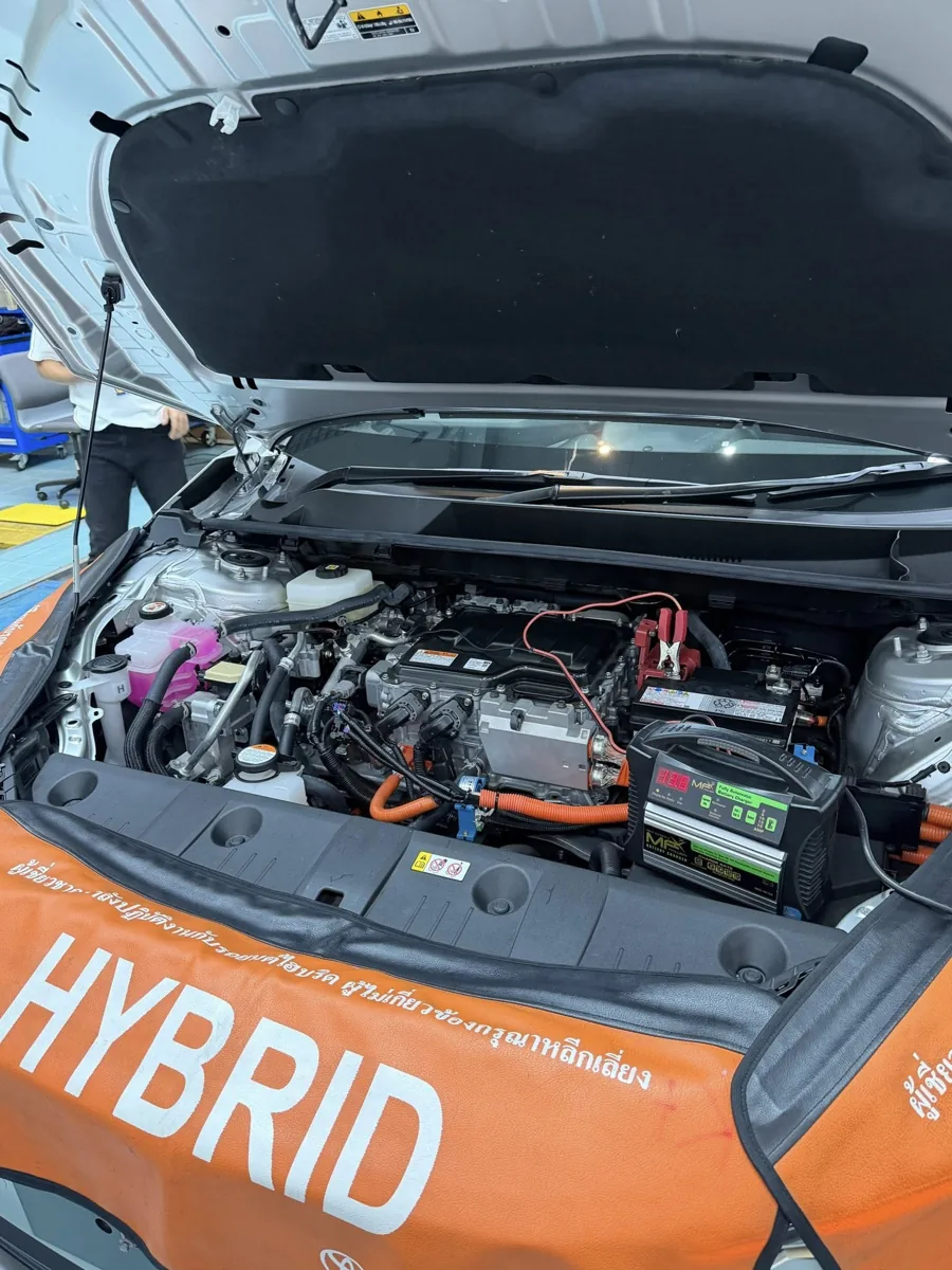 เครื่องยนต์ Toyota Hybrid Synergy Drive ห้องเครื่องยนต์ไฮบริด Toyota Hybrid Synergy Drive