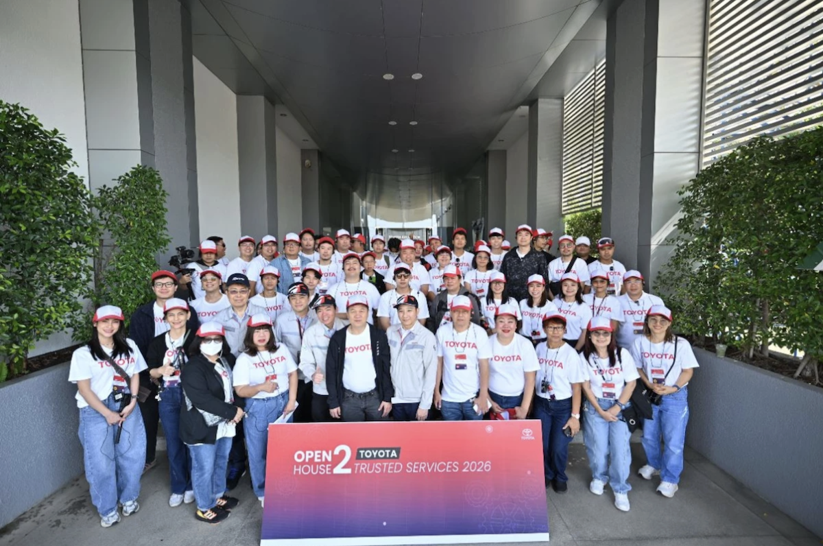 Toyota Open House Trusted Services 2026 – กิจกรรมฝึกอบรมและเปิดบ้านศูนย์บริการ กลุ่มผู้เข้าร่วมงาน Toyota Open House Trusted Services 2026 ถ่ายภาพร่วมกัน ณ ศูนย์ฝึกอบรมโตโยต้า
