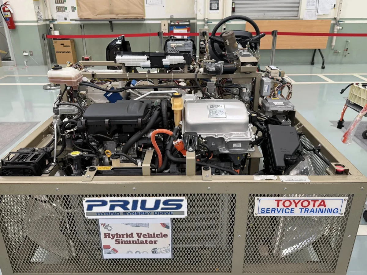 Hybrid Vehicle Simulator ระบบ Hybrid Synergy Drive Toyota ชุดฝึก Toyota Prius Hybrid Synergy Drive สำหรับการอบรมช่างโตโยต้า