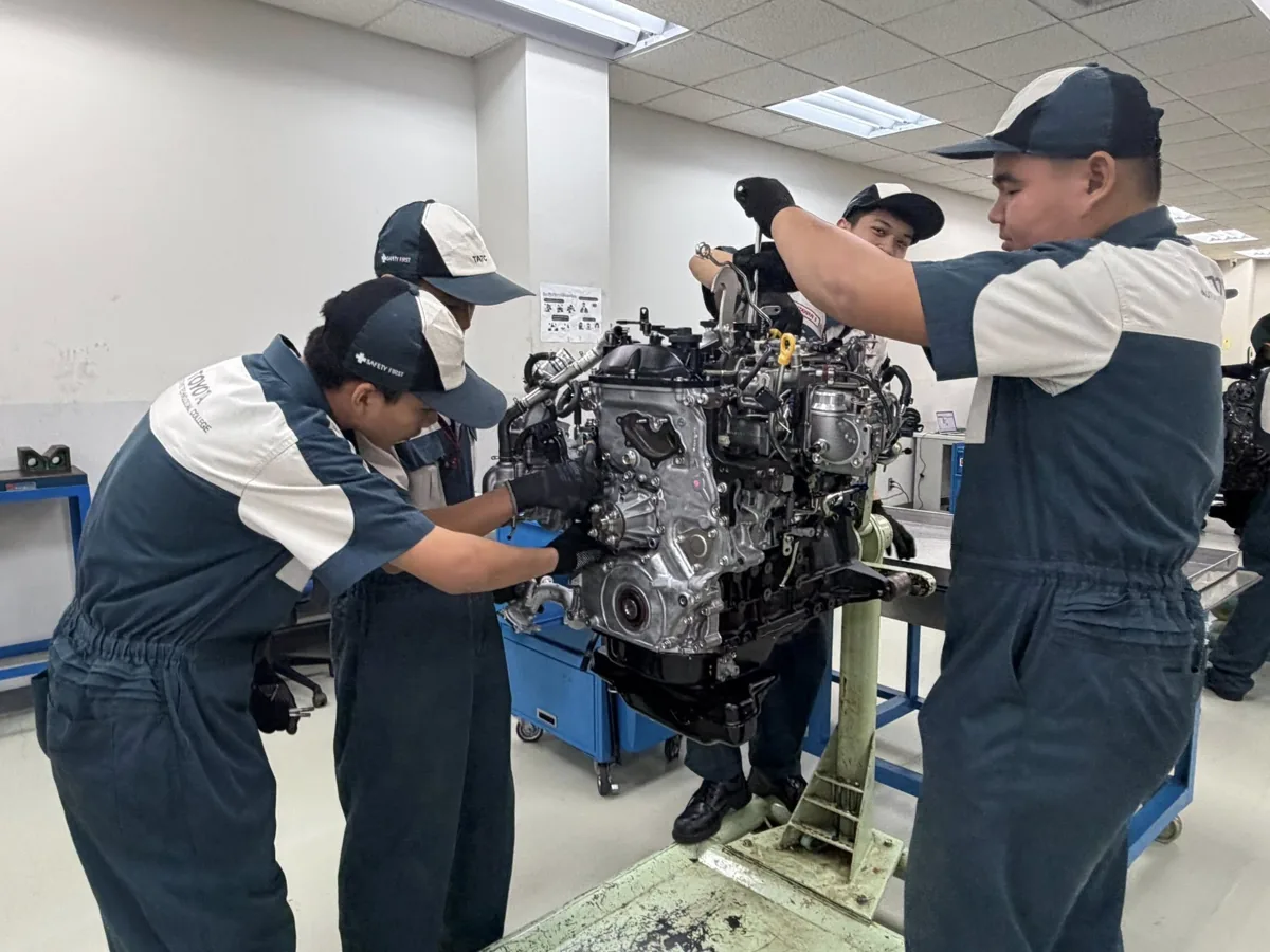 การเรียนยานยนต์แบบ Team-based Learning ทีมเวิร์กนักศึกษาวิทยาลัยโตโยต้า ในการประกอบเครื่องยนต์