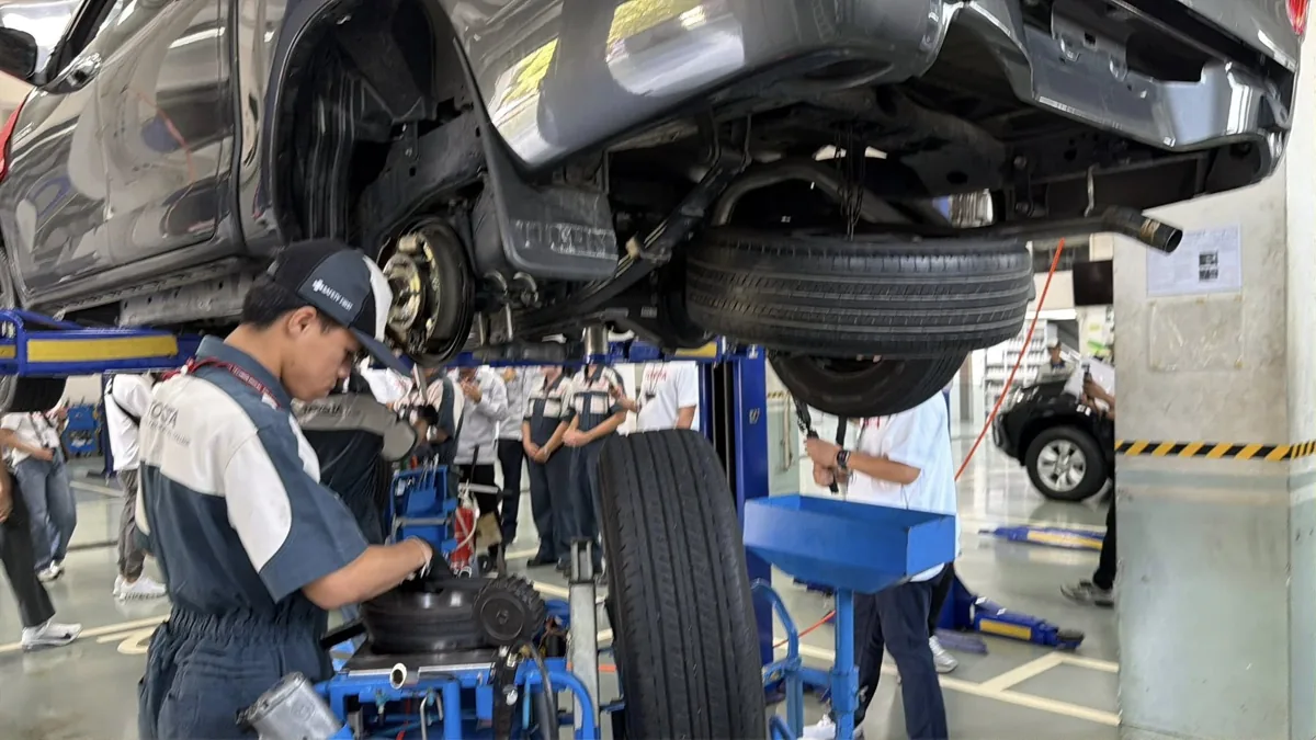 ฝึกงานระบบช่วงล่าง รถยนต์โตโยต้า มาตรฐานศูนย์บริการ การฝึกงานระบบช่วงล่างรถยนต์ ด้วยลิฟต์มาตรฐานศูนย์โตโยต้า