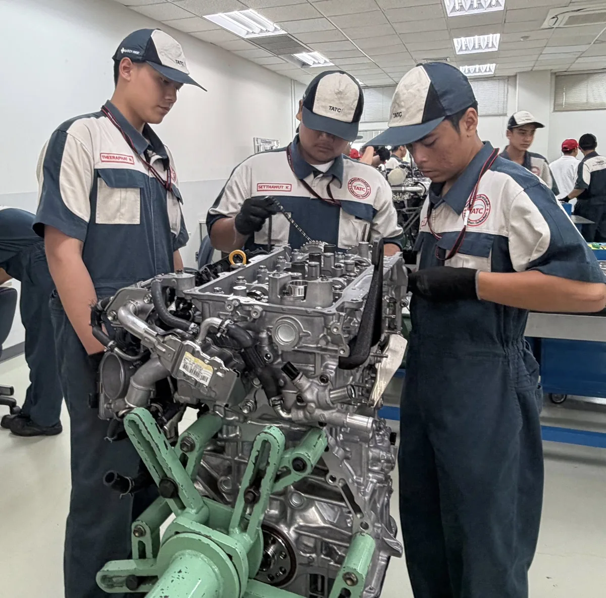 ฝึกซ่อมเครื่องยนต์รถยนต์ Toyota การฝึกงานเครื่องยนต์รถยนต์จริง โดยนักศึกษาสายยานยนต์
