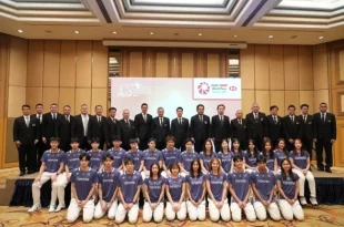 ภาพหมู่ผู้บริหาร สมาคมกีฬาแบดมินตันแห่งประเทศไทย นักกีฬาเยาวชน และทีมงาน ในงานแถลงข่าวการแข่งขัน ปริ๊นเซส สิริวัณณวรี ไทยแลนด์ มาสเตอร์ส 2026 โดยมีโตโยต้าเป็นผู้สนับสนุนหลัก